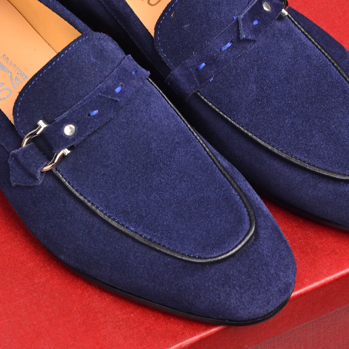 Factory: 260 Original order quality Brand: Ferragamo Size: Men's size 38/44 (45 can be customized) Grade: Same style as the official website High-end quality men's shoes Material: Original top layer frosted cowhide, water-dyed cowhide lining original outsole Style categories: Men's fashionable formal business casual leather shoes Slip-on men's high-top series Young fashion European and American trends British style Casual matching Comfortable feet